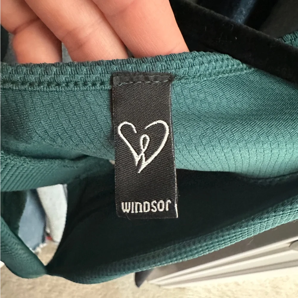 Windsor Green Deep V Neck Sleeveless Crop Top |
NWOT Size M - Picture 10 of 11